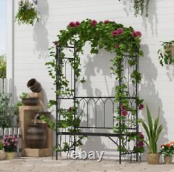 Banc de jardin en treillis métallique avec pergola extérieure, siège de patio, plantes grimpantes de roses.