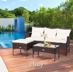 Canapé de jardin en rotin d'extérieur avec table basse pour salon de jardin 4 places sur la pelouse du patio