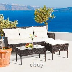 Canapé de jardin en rotin d'extérieur avec table basse pour salon de jardin 4 places sur la pelouse du patio