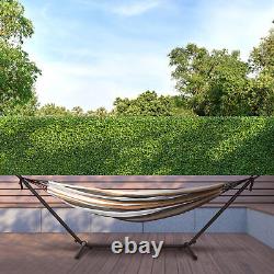 Chaise longue à balancement avec support en métal pour jardin extérieur sur terrasse en bois.
