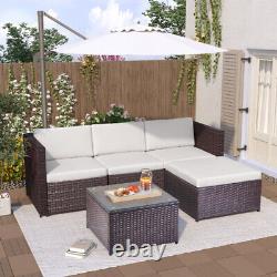 Ensemble de meubles de jardin en rotin: canapé d'angle, table et chaises pour patio extérieur et cour arrière.