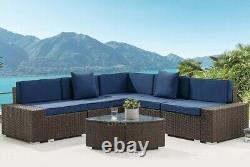 Ensemble de meubles de jardin en rotin : canapé d'angle, terrasse extérieure, en forme de L, avec coussins marron et bleu.