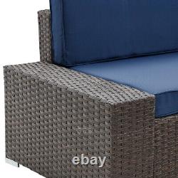 Ensemble de meubles de jardin en rotin : canapé d'angle, terrasse extérieure, en forme de L, avec coussins marron et bleu.