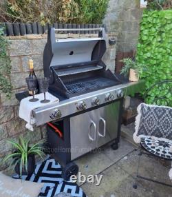 Grand barbecue au gaz en acier inoxydable pour jardin extérieur sur la terrasse.