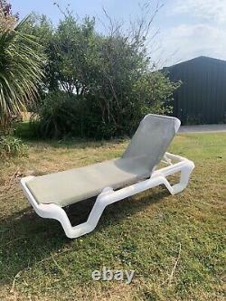Translating the title 'Sun Lounger Outdoor Garden Patio Relaxer White Recliner Bed Terrace Furniture' in French, we get:
 <br/>  'Chaise longue de jardin extérieur patio relaxante, lit inclinable blanc, meuble de terrasse.'